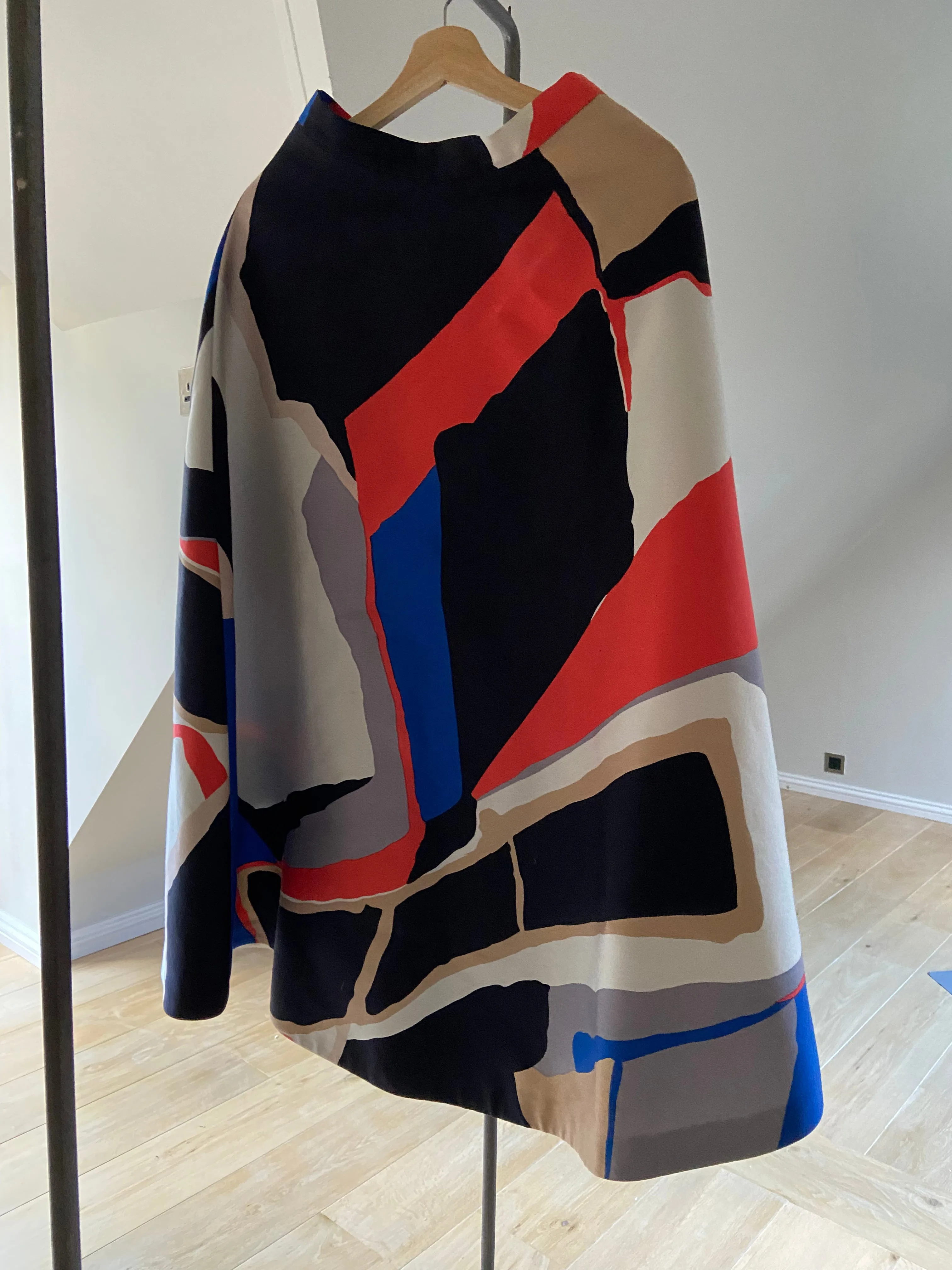 HELEN MIRREN Pre-owned L.K.BENNETT CAPE RRP £445 Sold Out